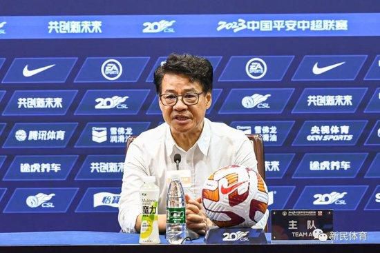 谢楠在微博晒出一组收工照，并配文写道：“收工啦，纪念日快乐”并艾特老公吴京。