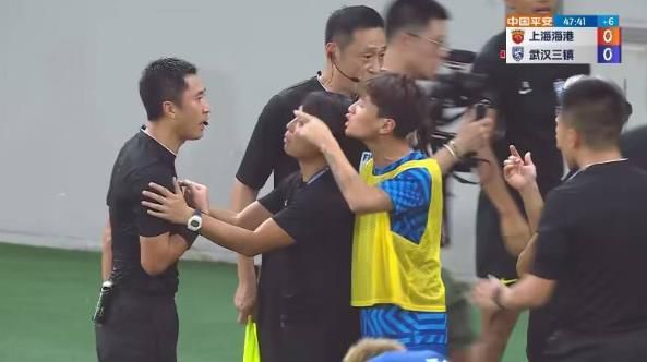 张若昀亮相巴黎维秘秀 逗趣自黑：除了我都美 2016-12-01 昨天，2016维多利亚的秘密在巴黎拉开帷幕，作为时尚界超级碗，影响力不容小觑，张若昀出席看秀，他不光在后台充当主播与维密超模互动，“接地气”地直播吃苹果沙拉，萌性大发，还参加了秀后的party。