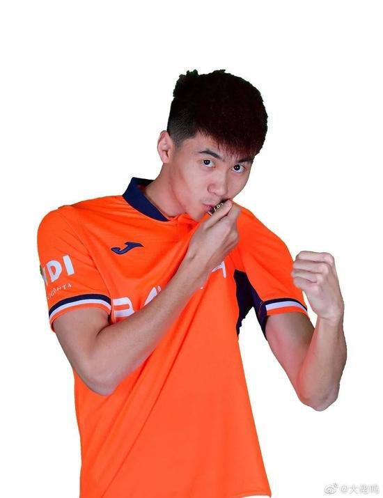 主演新剧《肯尼迪》聚焦著名政治家族 2 堪比时装周!