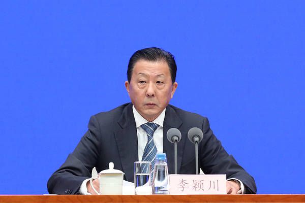 随着横店产业数智化的进步，过去从外省来到横店的剧组前期筹备的时间被大大缩短了，无论是预约场景还是调度车辆，现在都能通过横店影视文化产业大脑指挥中心来统一调配，让这些剧组实时看数据，一站式线上办理。