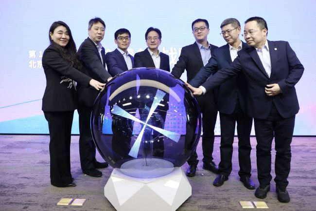 该片由华纳兄弟和传奇影业共同打造，它将与前作《哥斯拉》、今年刚刚上映的《金刚：骷髅 《哥斯拉2:怪兽之王》曝日本版海报 双王霸气比拼 2019-03-05 怪兽宇宙”系列电影第三部力作《哥斯拉2：怪兽之王》发布了日本版海报，背鳍闪烁蓝色射线的哥斯拉震天撼地，令人大开眼界。