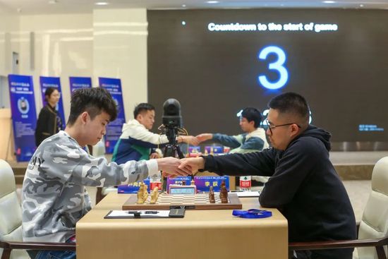 竹内凉真和贺来贤人透露，自己本想在开拍前玩一下系列游戏，但被制作团队制止了，因为“他们想从头开始诠释桐生一马这一角色”。