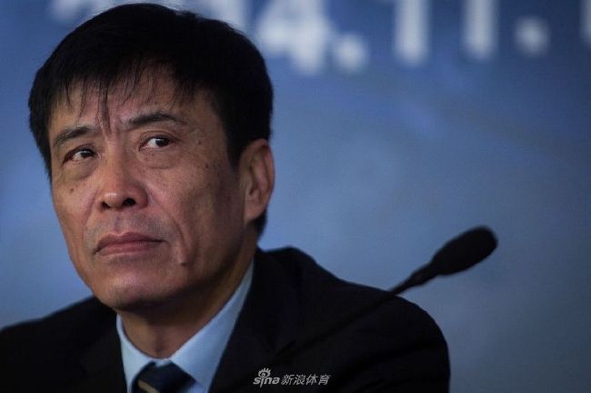 亨利·卡维尔到达后看到粉丝显得十分惊讶，露出“三层式”抬头纹，稍后调整好表情的他亲切与粉丝合影显得非常亲和。