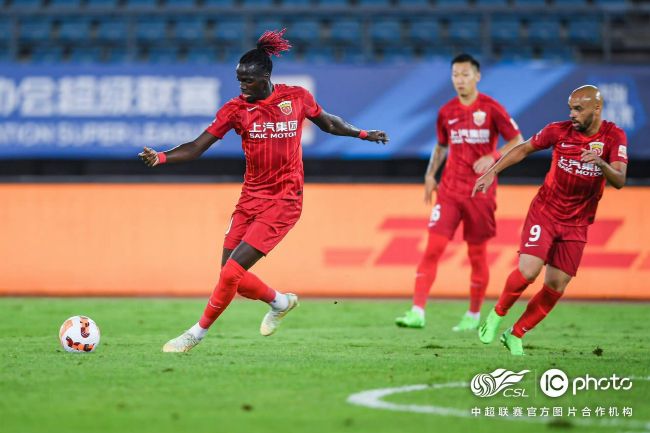 ”当晚，青年演员张沐兮、青年女性创业者姚瑶也来到了现场，从女性视角分享了观影感受。
