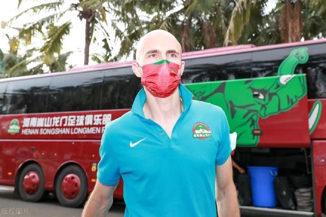 这就是“电影之都”青岛的魅力，街道化成城市的剪辑手，交通工具划过的蒙太奇，为光影提供想象，阳光和路灯搭成的灯光，为每个走过的人点亮他们的舞台，生活没有龙套，自己都是主角，而这座城市成为了最佳导演。