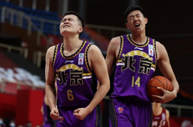 除了宋慧乔与姜东元外，影片的其余主创全体亮相，引发了海云台的新闻争夺战。