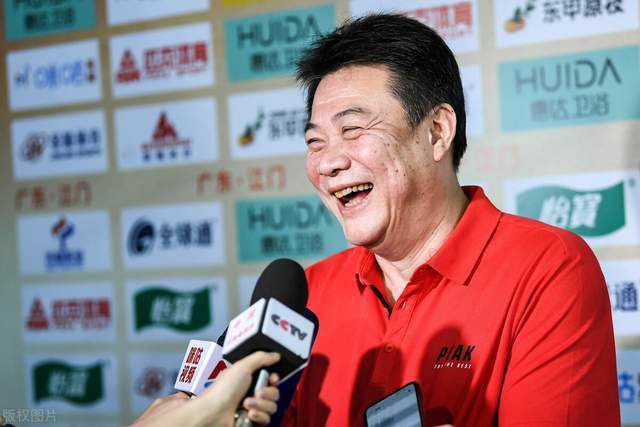 郎朗写道：“这几天回杭州看望孩子们，并和吉娜一起为孩子们上了课，小朋友们都要好好练琴啊！