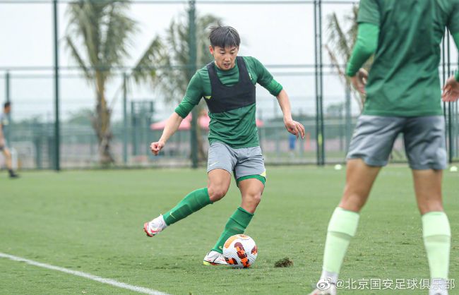 小22岁爱妻方媛怀三胎 6月15日，59岁的郭富城在出席活动时官宣37岁的妻子方媛怀三胎，并感谢大家的祝福，“又要当爸爸了，很开心！