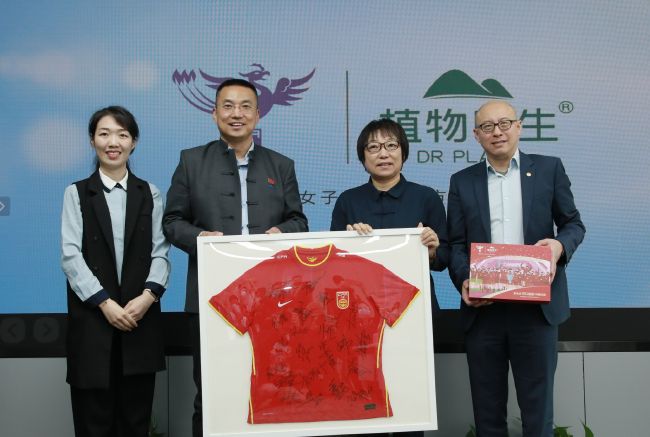 筷子兄弟搞怪登全美音乐奖红毯 与泰勒同台 2014-11-24 美国当地时间11月23日晚6:00，筷子兄弟王太利、肖央亮相AMA全美音乐奖红毯。