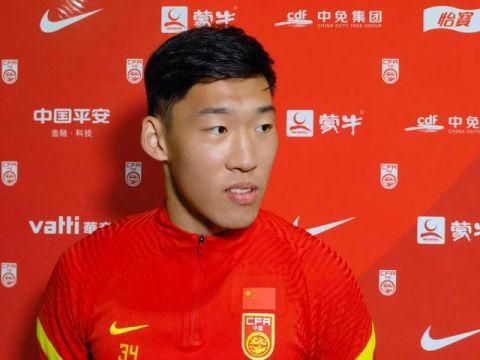 据悉导演曾反对执导歌舞片，直到看到爱乐之城后才下定决心。