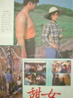组图中，张天爱身着粉色西服，脚踩小白鞋，酷帅而不失灵动少女感，小露香肩尽显迷人俏皮风。