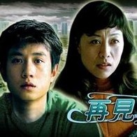 曹格现场唱新歌台下与粉丝热情握手互动显亲民。