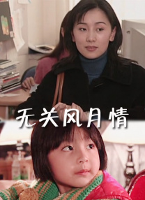 她身穿黑白拼色运动装，头发扎成马尾辫，脸色红润大汗淋漓，在教练的指导下做出各种高难度动作，实力向大家证明孕妇也能健身。