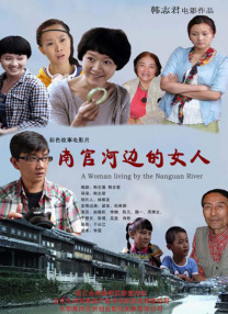 与神秘男子一路热聊“眉飞色舞”全程微笑，在该男子的陪同下迅速上车闪人。