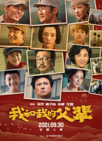 两人前往车库，比伯一路紧跟在老婆身后贴心护驾，随后驾驶豪车离开。