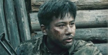 导演梅尔·吉布森与小35岁女友罗萨琳·罗丝出席首映，互动秀恩爱，眼神聚焦在女友身上不愿离开。