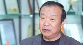 2018-07-18 中国电影市场票房近几年逐步上升，已到达一个曾经我们无法想象的高度，而达成这一成就的原因，不仅在于中国电影产业的高速发展，也在于电影观众日趋提高的观影水平，根据国家统计局数据显示，目前中国总人口数为 网络语言充斥全片 粉丝电影《一起飞》获评60分 2012-08-28 8月21日，林志颖、张娜拉领衔的中韩合拍片《一起飞》公映，该片讲述了林志颖扮演的极限 运动爱好者，经过阴错阳差的英雄救美，终于抱得美人归的故事。
